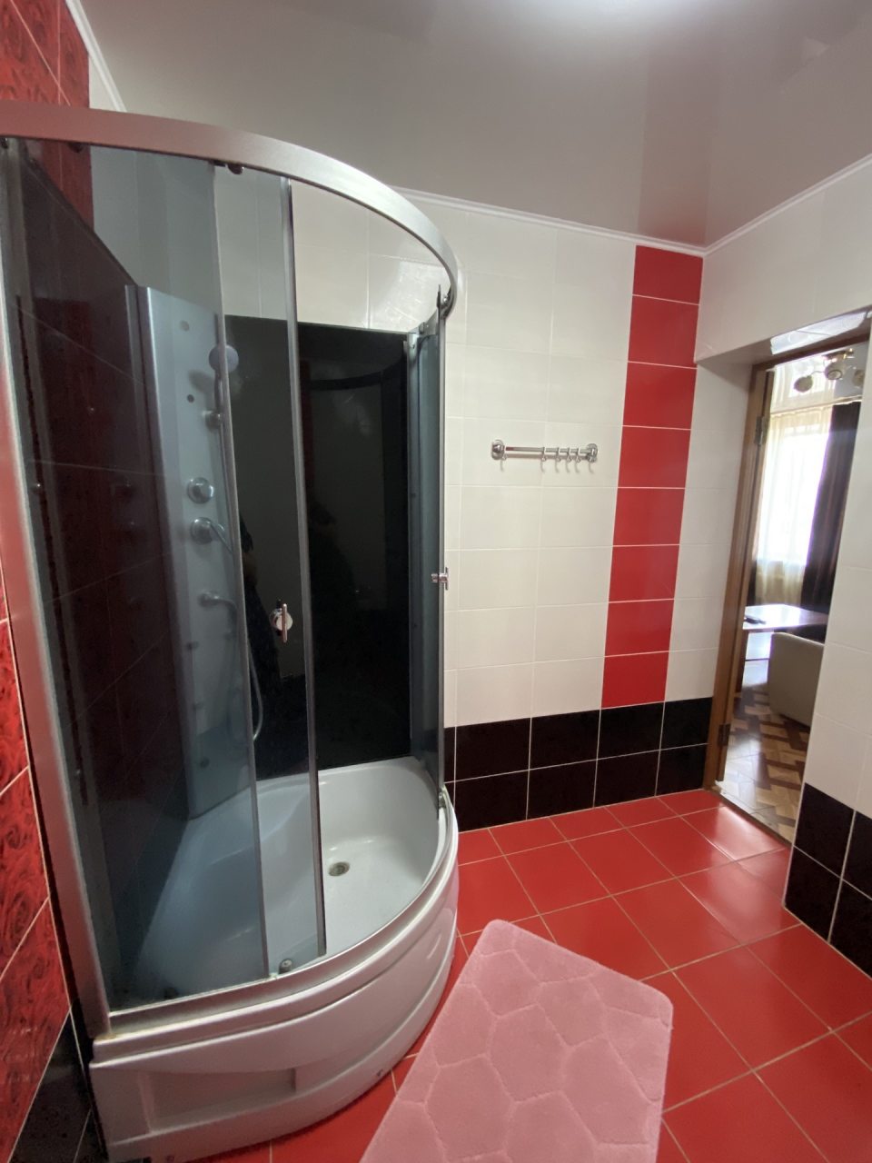 Люкс (Люкс), Гостиница Дружба