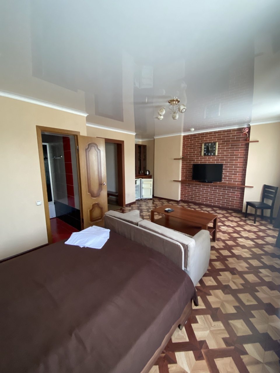 Люкс (Люкс), Гостиница Дружба