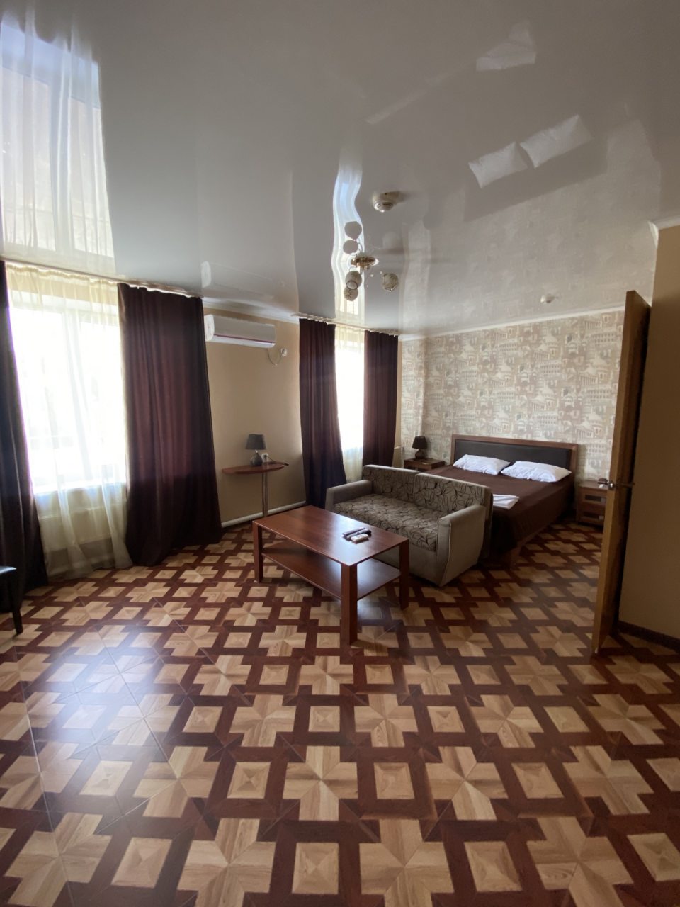 Люкс (Люкс), Гостиница Дружба