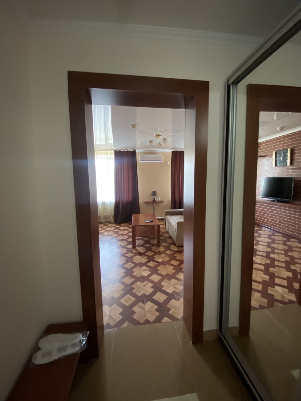 Люкс (Люкс), Гостиница Дружба