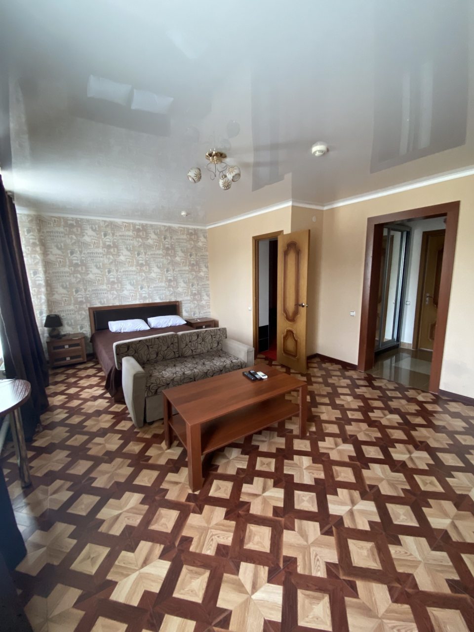 Люкс (Люкс), Гостиница Дружба