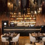 Ресторан расположен на втором этаже гостиничного комплекса.