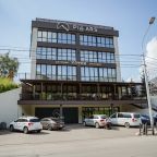 Парковка находится напротив гостиничного комплекса