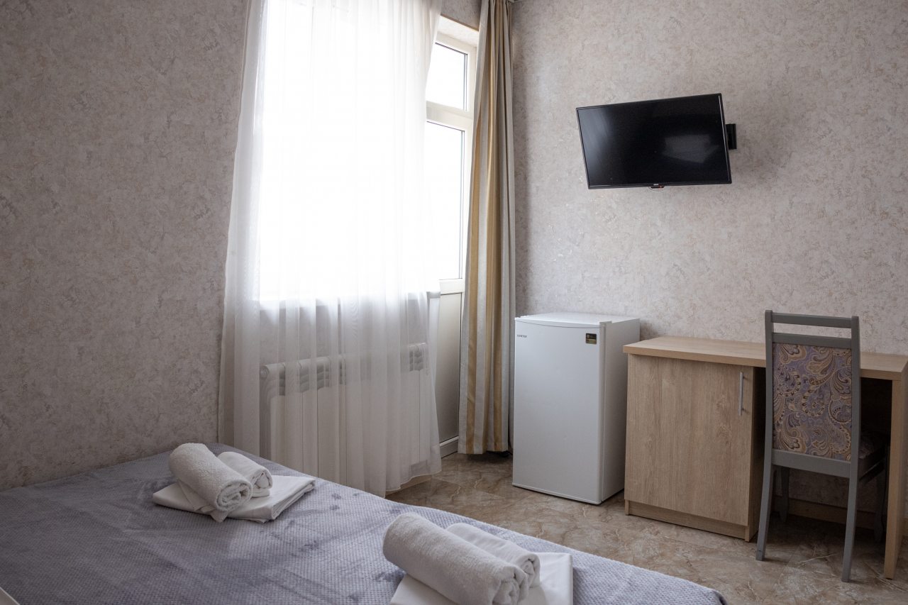 с балконом и боковым видом на море