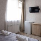 с балконом и боковым видом на море