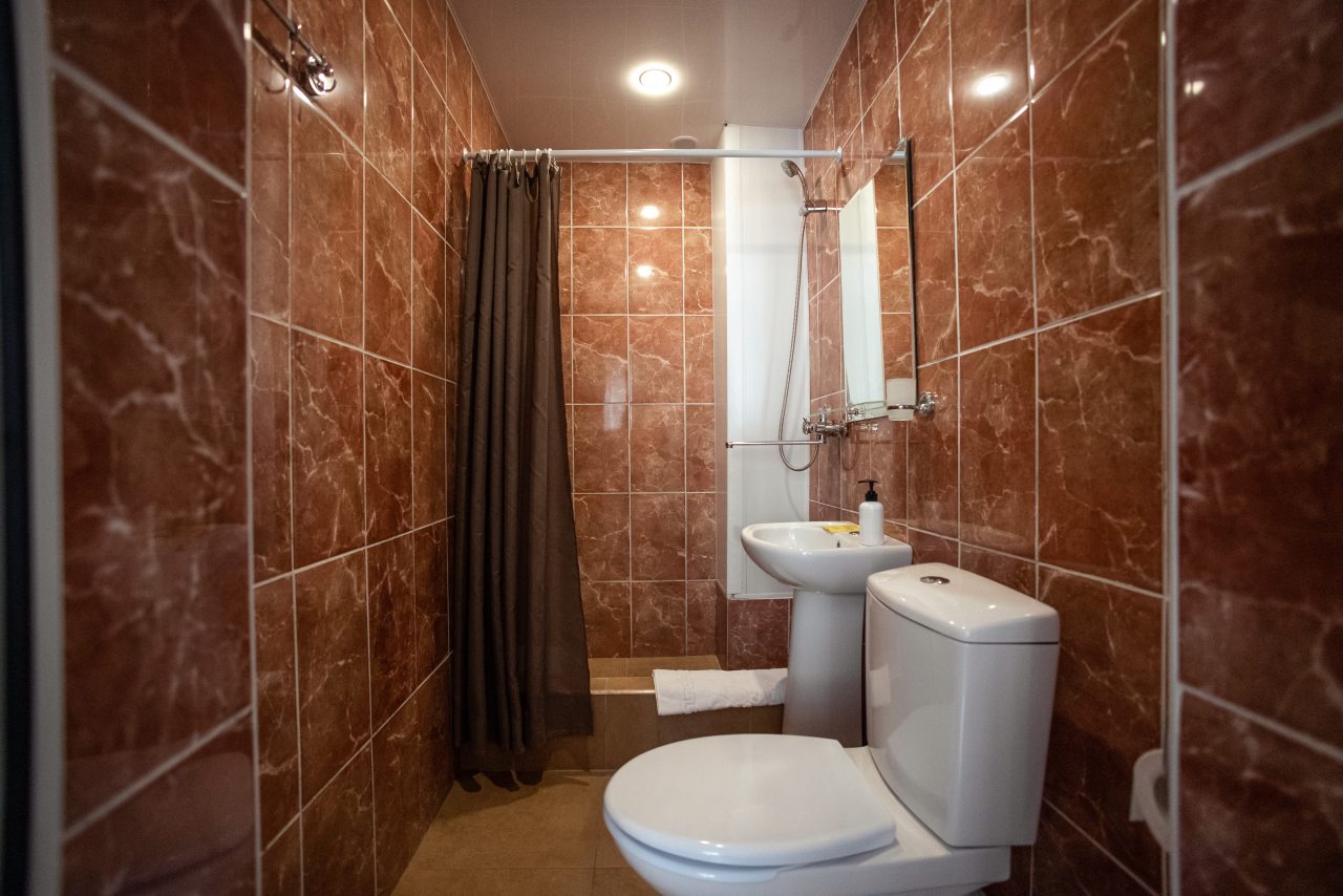 просторная душевая комната