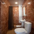 просторная душевая комната