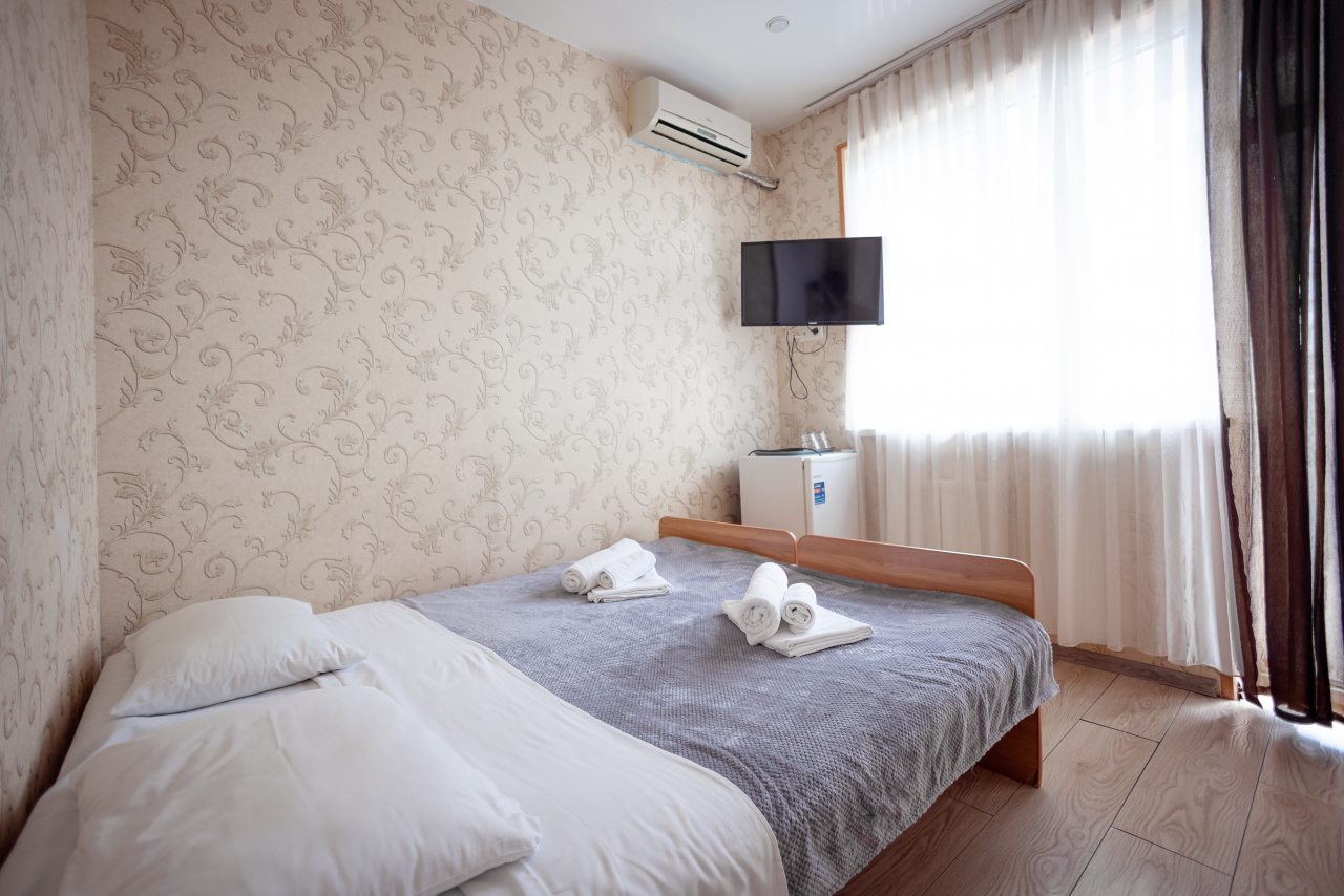 с боковым видом на море