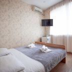 с боковым видом на море