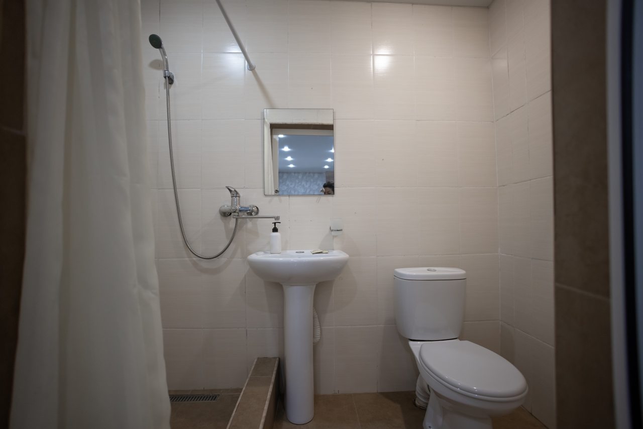 санузел и душ на этаже только для этого номера