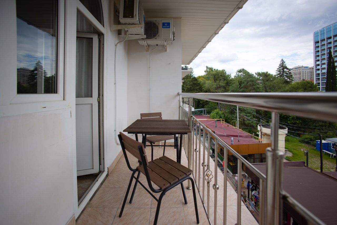 с балконом и боковым видом на море