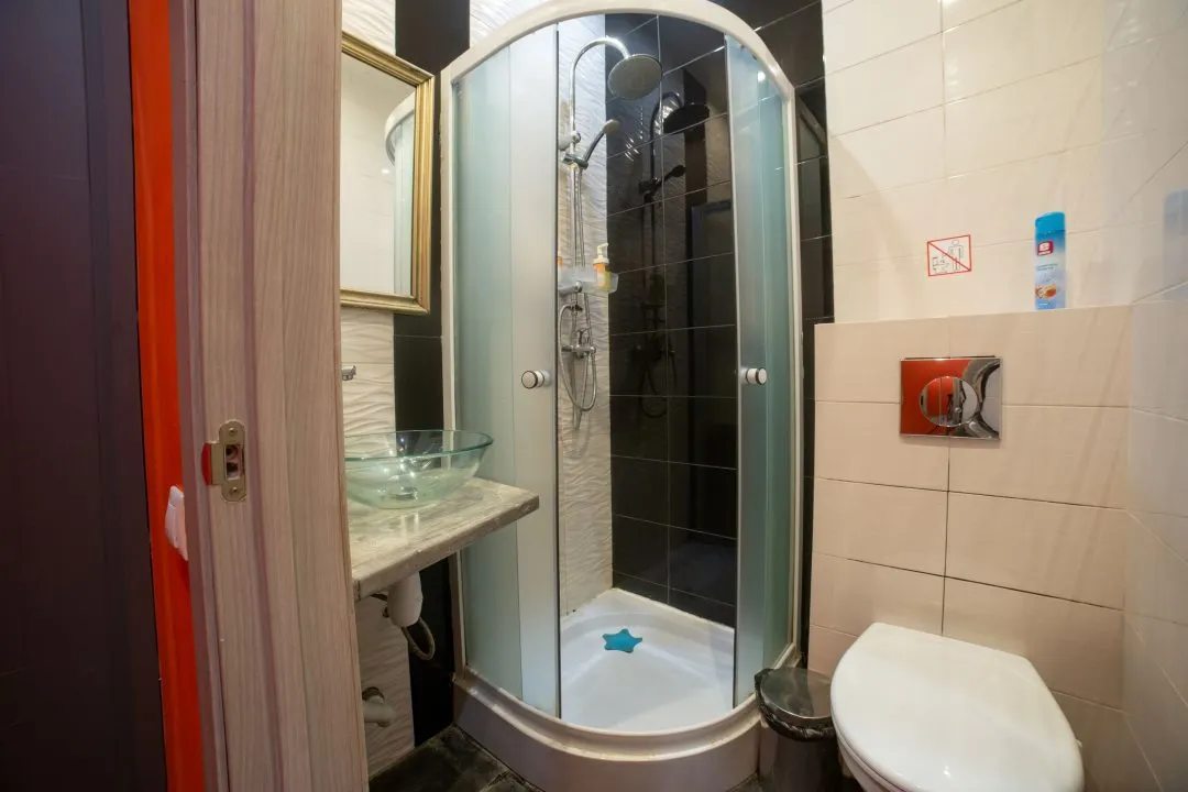 Душевые кабины в каждом номере