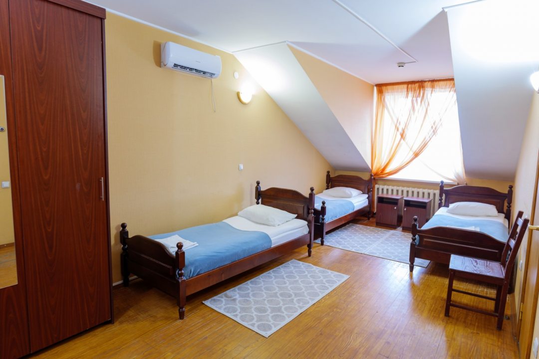 Трехместный (Трехместный номер с ванной комнатой) мини-отеля Радуга, Кунья, Псковская область