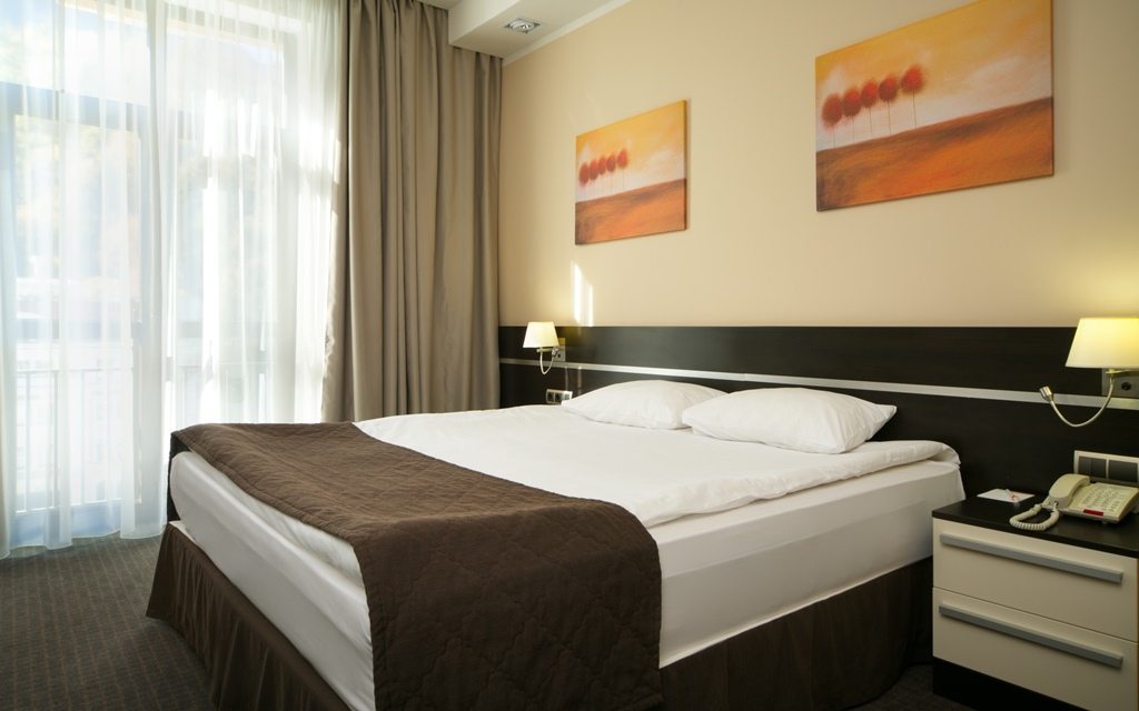 Двухместный (Супериор с одной большой кроватью с балконом с видом на лес) гостиницы AZIMUT FREESTYLE Роза Хутор, Эсто-Садок