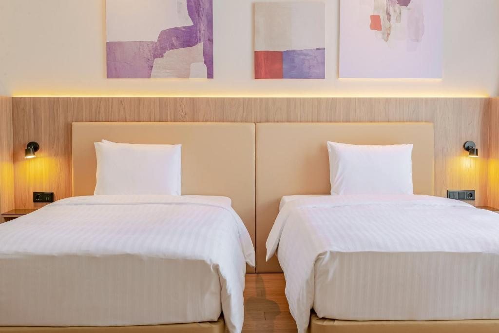 Двухместный (Двухместный номер Делюкс с 2 отдельными/односпальными кроватями, вид на курорт) курортного отеля Горки Плаза, Красная Поляна