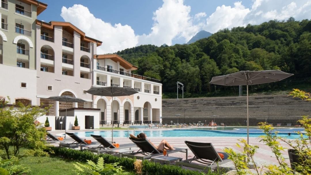 Открытый плавательный бассейн, Курортный отель Sochi Marriott Krasnaya Polyana