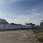 Вместительная парковка для легковых и грузовых автомобилей