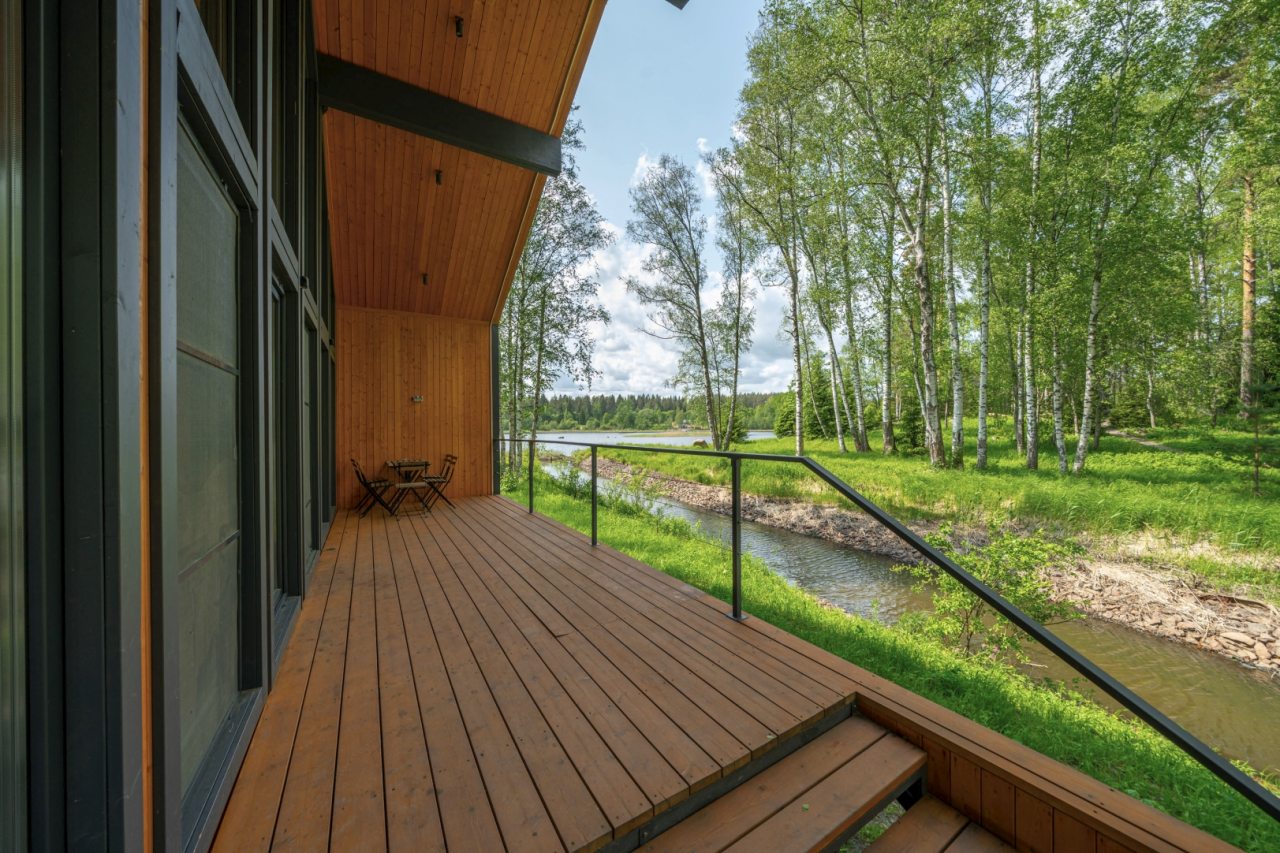 Коттедж (У озера с двумя спальнями 100м2), Загородный клуб Ромашка