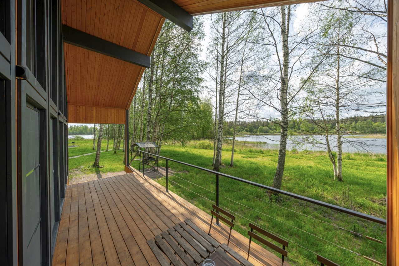 Коттедж (У озера с двумя спальнями 100м2), Загородный клуб Ромашка