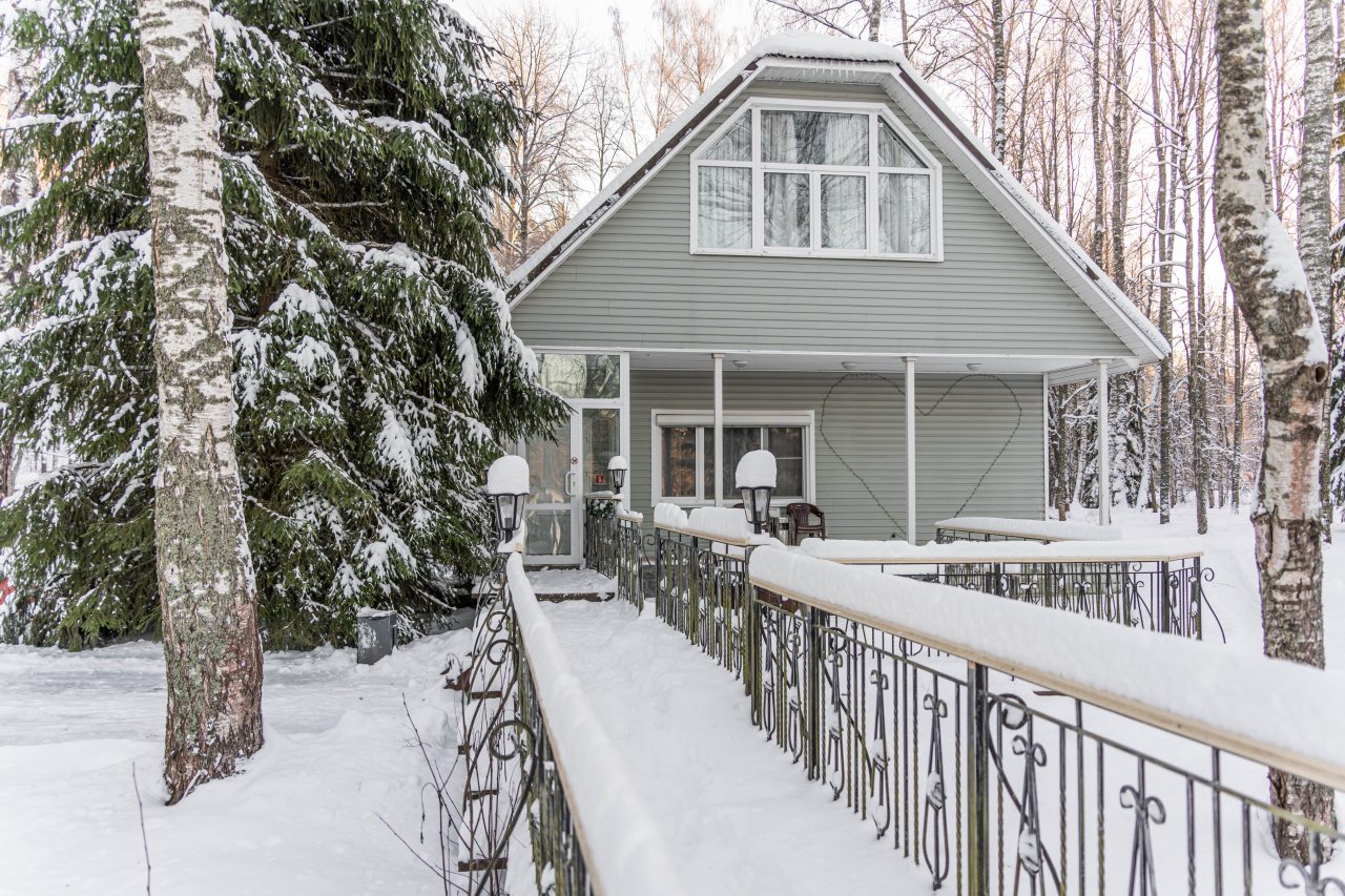Коттедж (Малый  у леса с 2-мя спальнями (4+2)), Загородный клуб Ромашка