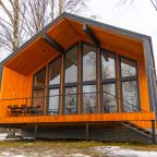 Коттедж (С 3-я спальнями, панорамными окнами, видом на озеро), Загородный клуб Ромашка