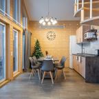 Коттедж (С 3-я спальнями, панорамными окнами, видом на озеро), Загородный клуб Ромашка