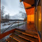 Коттедж (С 3-я спальнями, панорамными окнами, видом на озеро), Загородный клуб Ромашка