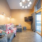 Коттедж (С 3-я спальнями, панорамными окнами, видом на озеро), Загородный клуб Ромашка