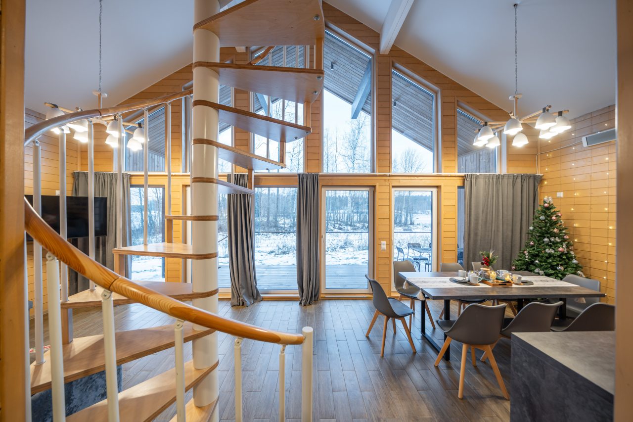 Коттедж (С 3-я спальнями, панорамными окнами, видом на озеро), Загородный клуб Ромашка