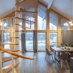 Коттедж (С 3-я спальнями, панорамными окнами, видом на озеро), Загородный клуб Ромашка