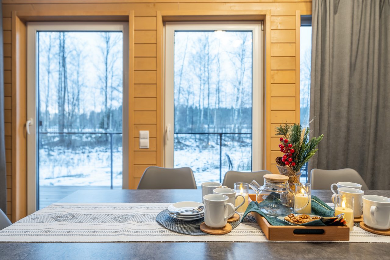 Коттедж (С 3-я спальнями, панорамными окнами, видом на озеро), Загородный клуб Ромашка