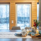 Коттедж (С 3-я спальнями, панорамными окнами, видом на озеро), Загородный клуб Ромашка