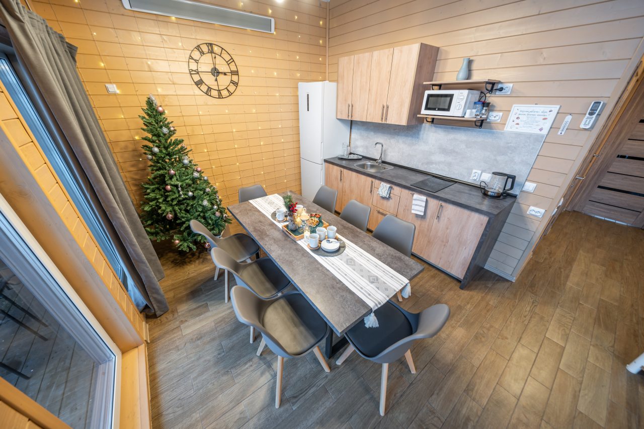 Коттедж (С 3-я спальнями, панорамными окнами, видом на озеро), Загородный клуб Ромашка