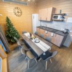 Коттедж (С 3-я спальнями, панорамными окнами, видом на озеро), Загородный клуб Ромашка