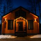 Коттедж (С 3-я спальнями, панорамными окнами, видом на озеро), Загородный клуб Ромашка