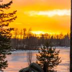 Коттедж (С 3-я спальнями, панорамными окнами, видом на озеро), Загородный клуб Ромашка
