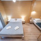 Коттедж (С 3-я спальнями, панорамными окнами, видом на озеро), Загородный клуб Ромашка