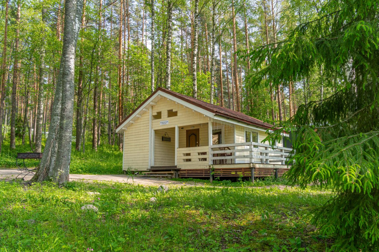 Коттедж (Малый  у леса с 2-мя спальнями (4+2)), Загородный клуб Ромашка