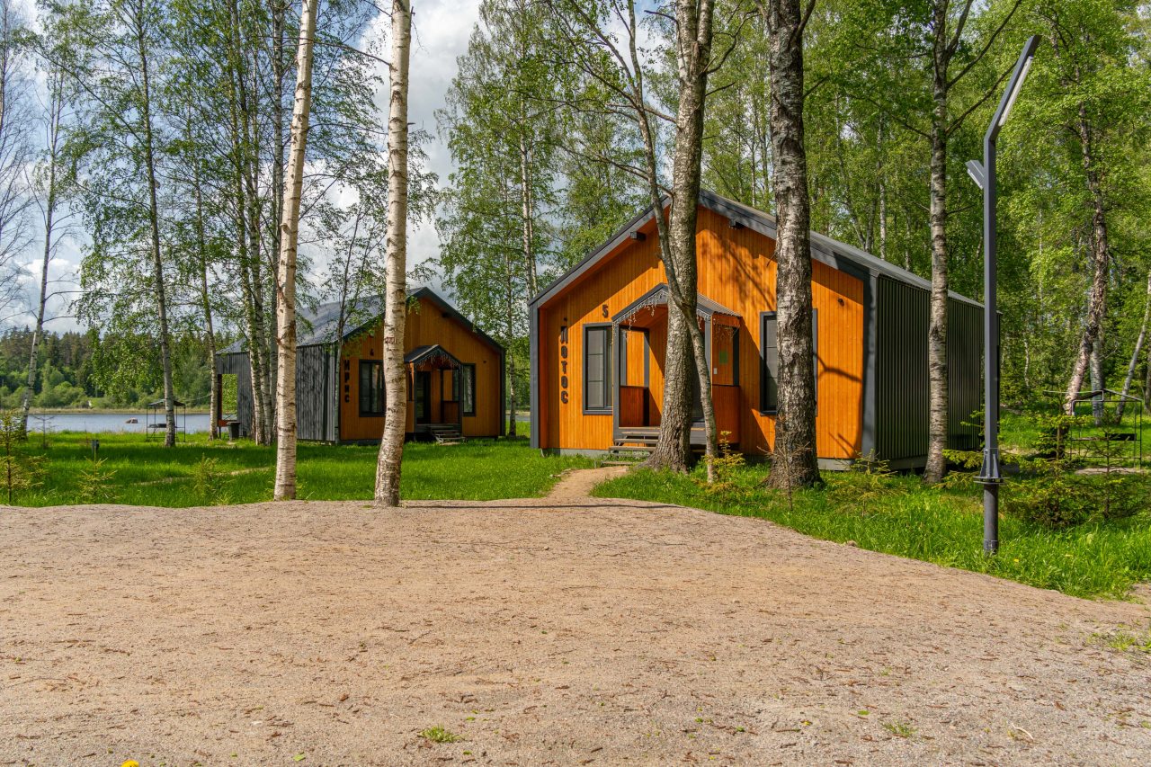 Коттедж (У озера с двумя спальнями 100м2), Загородный клуб Ромашка