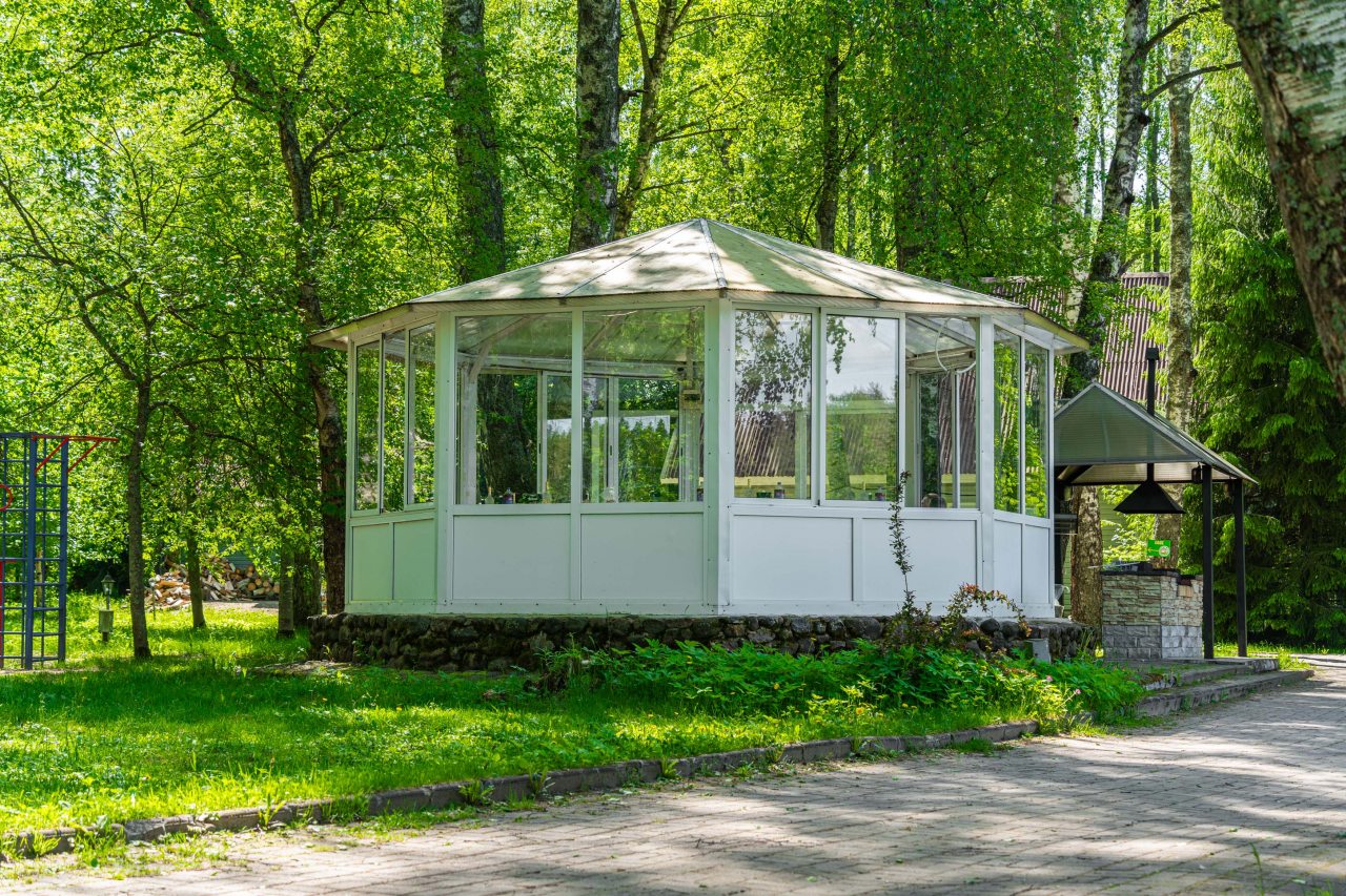 Коттедж (У озера с двумя спальнями 100м2), Загородный клуб Ромашка