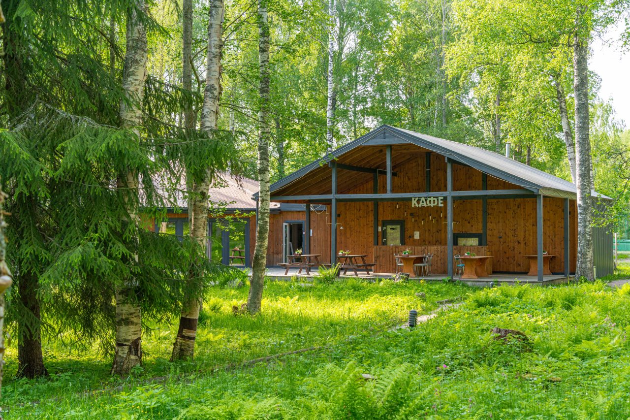 Коттедж (У озера с двумя спальнями 100м2), Загородный клуб Ромашка