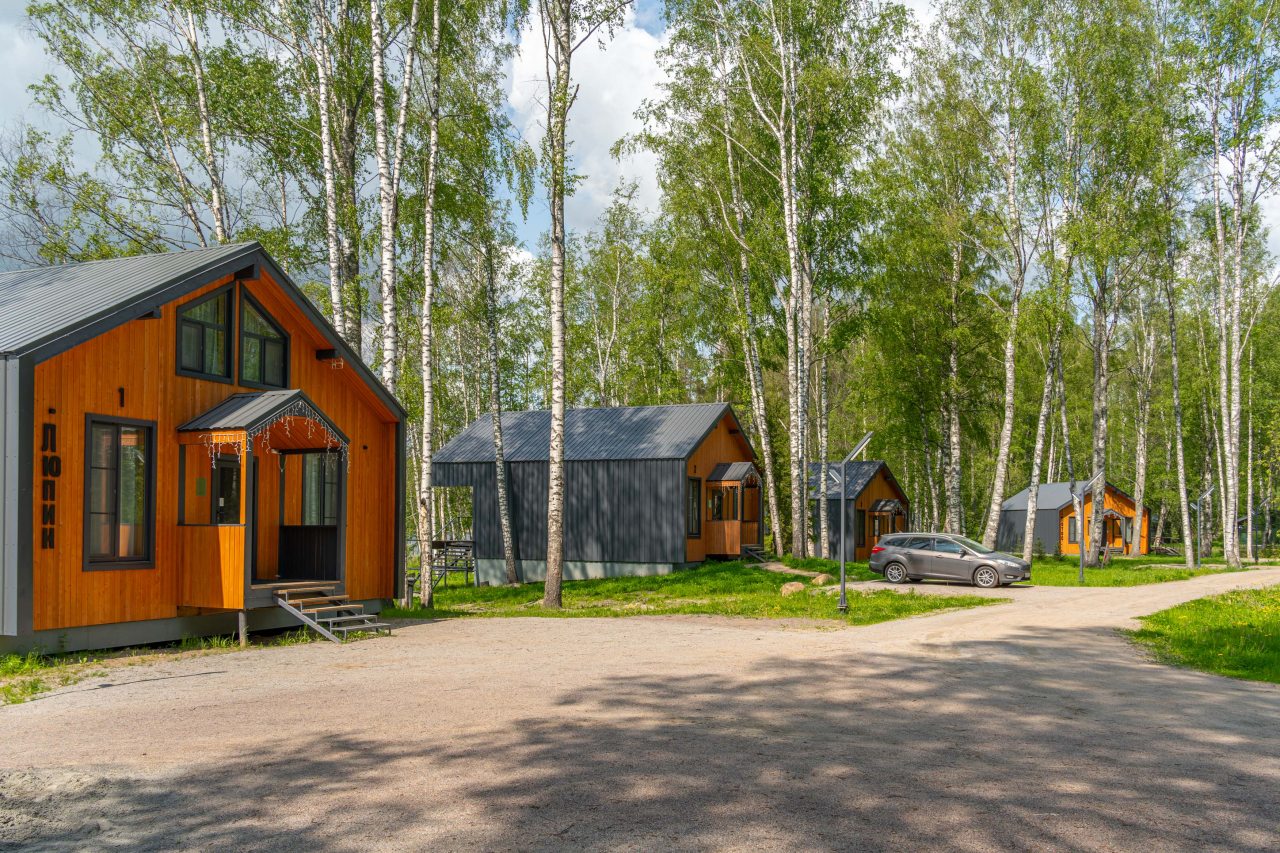 Коттедж (С 3-я спальнями, панорамными окнами, видом на озеро), Загородный клуб Ромашка