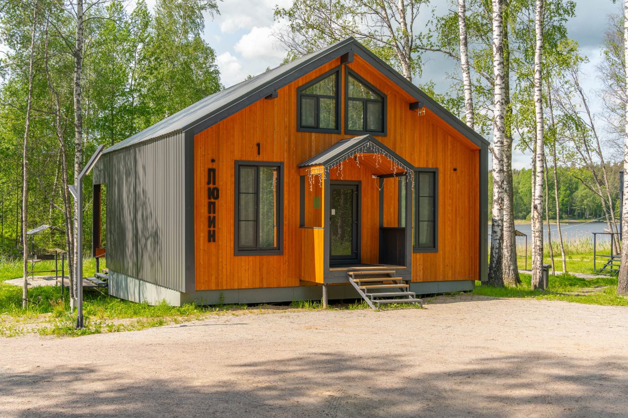 Коттедж (С 3-я спальнями, панорамными окнами, видом на озеро), Загородный клуб Ромашка