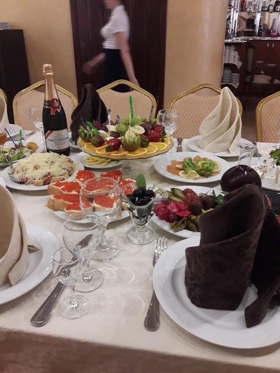 Доставка еды и напитков в номер, Гостиница Царская