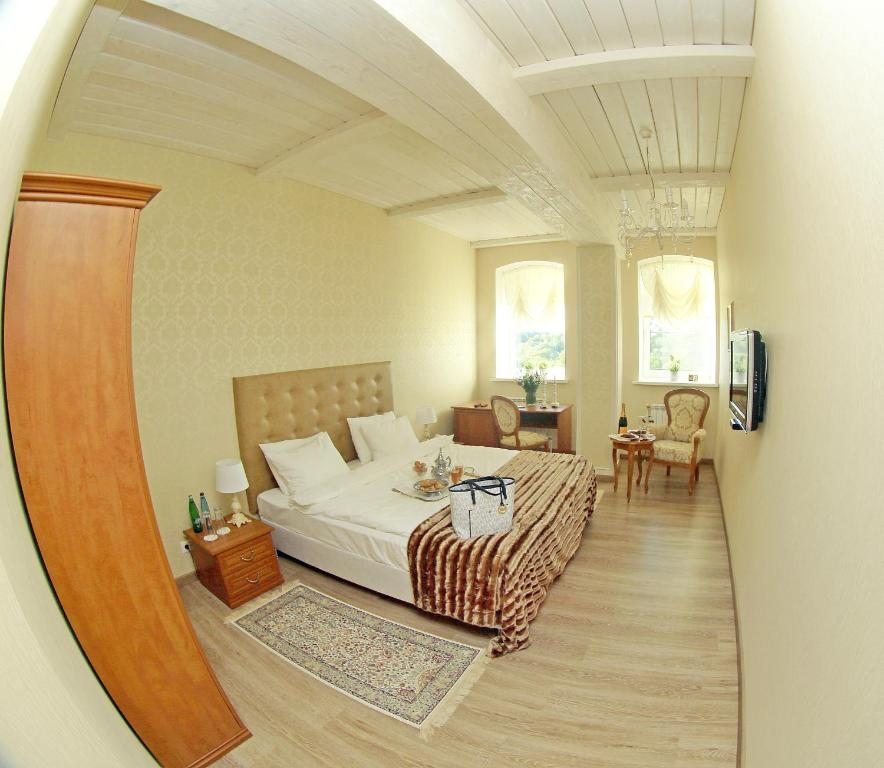 Двухместный (Улучшенный номер с кроватью размера «king-size» или 2 отдельными кроватями) мини-отеля Усадьба купца Баева, Степурино