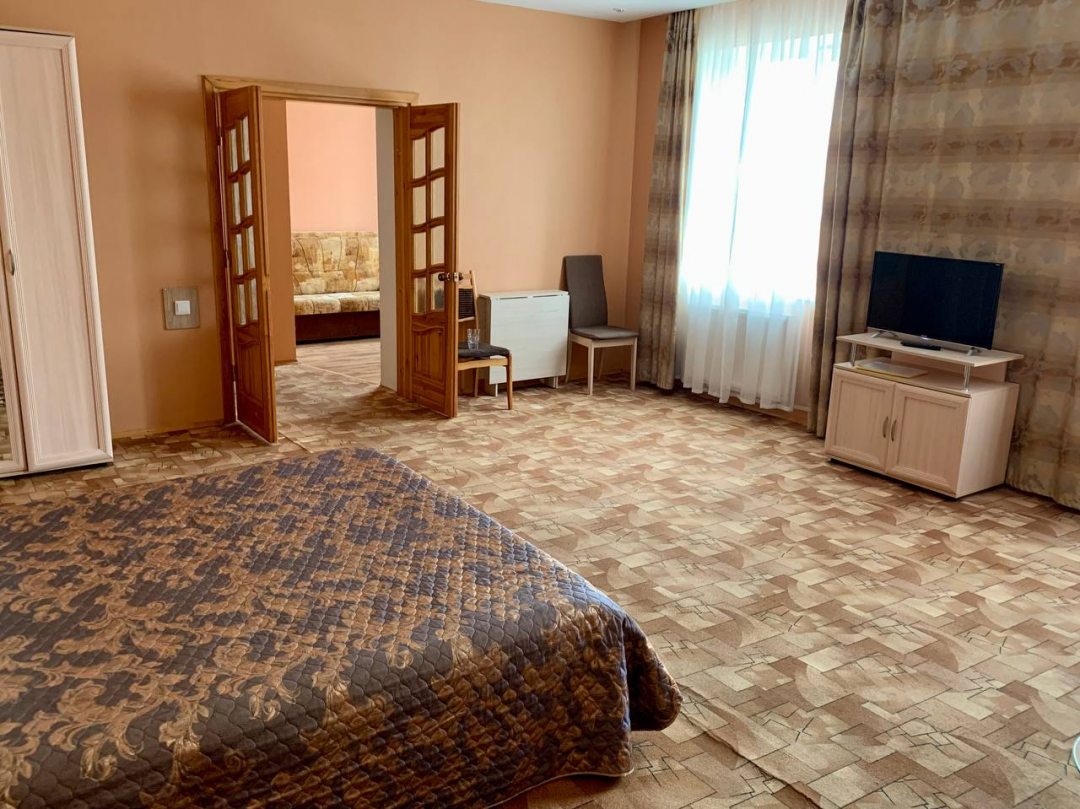 Сьюит (Улучшенный двухместный номер с одной двухспальной кроватью) гостиницы Сясь, Сясьстрой