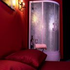 De Luxe (С кроватью размера «king-size» Адреналин), Отель Red Room