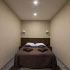 Стандартный просторный номер с рабочей зоной и мягкой мебель