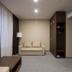 Стандартный просторный номер с рабочей зоной и мягкой мебель