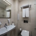 Стандартный просторный номер с рабочей зоной и мягкой мебель